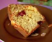 Cake au citron avec des fraises séchées